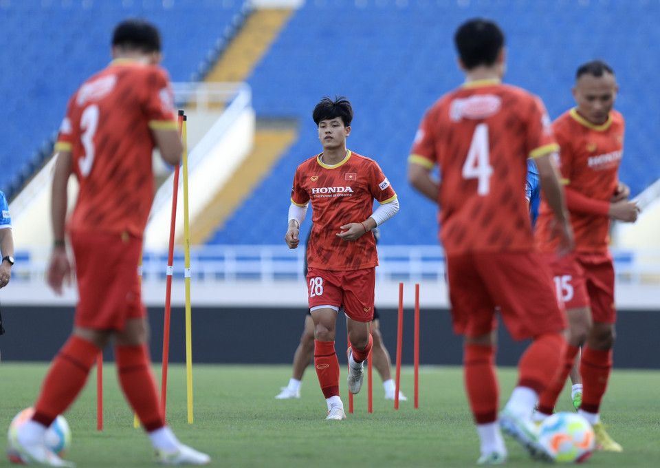 Trên sân Mỹ Đình, đội tuyển chủ yếu tập luyện nhẹ nhàng với trợ lý huấn luyện viên thể lực. (Ảnh: PV/Vietnam+)