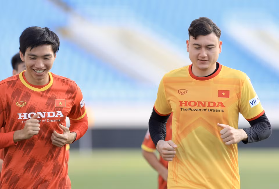 Dù mới đối đầu nhau ở trận chung kết Cúp Quốc gia, song nhóm cầu thủ Hà Nội FC và Bình Định gắn kết khi cùng nhau hội quân ở tuyển Việt Nam. Trong ảnh, hậu vệ Đoàn Văn Hậu vui vẻ bên cạnh thủ thành Đặng Văn Lâm. (Ảnh: PV/Vietnam+) 