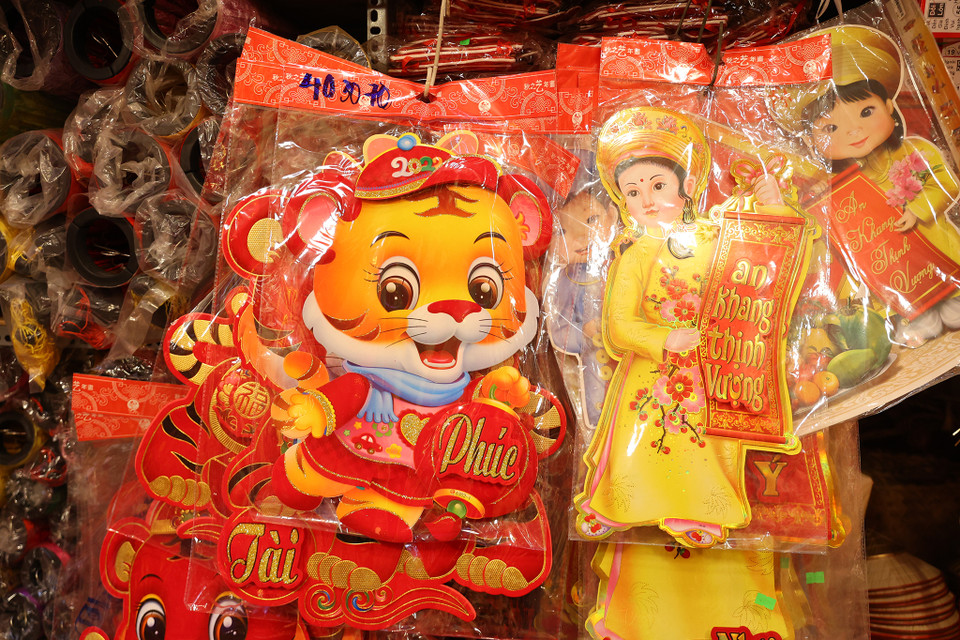 Năm nay với linh vật là con hổ nên nhìn chung các sản phẩm đều gắn với hình ảnh ‘ông ba mươi.’ (Ảnh: Hoài Nam/Vietnam+)