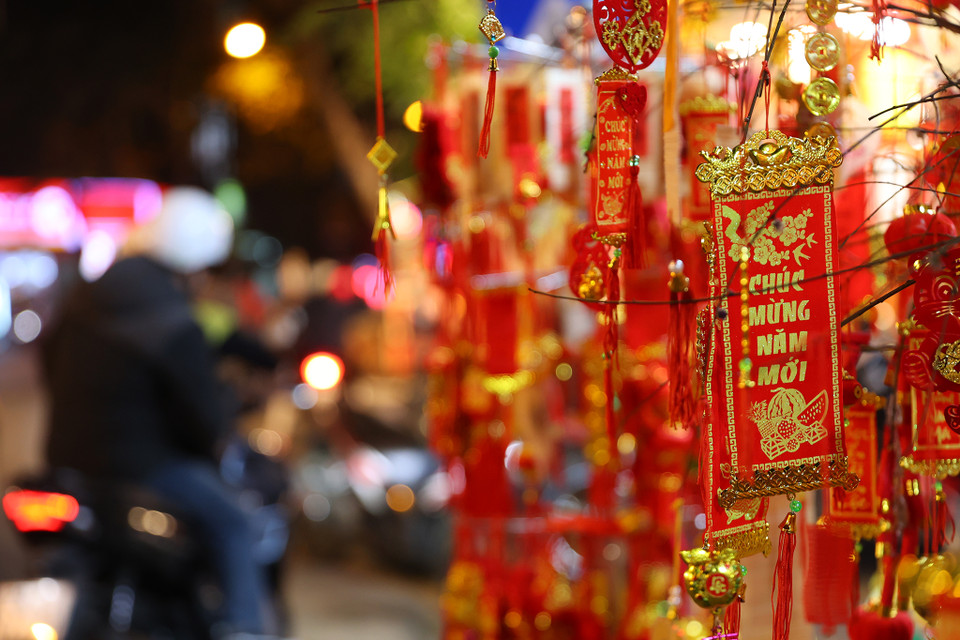 Các loại dây treo để trang trí cây Tết có in chữ ‘Chúc mừng năm mới’ hay ‘Vạn sự như ý’ là mặt hàng được nhiều khách hàng lựa chọn. (Ảnh: Hoài Nam/Vietnam+)