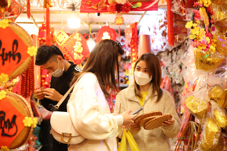 Một số người đã đi chọn cho mình những đồ trang trí Tết ưng ý, đi mua sắm sớm vì lo sợ những ngày cận Tết lượng người đi mua sắm đông sẽ không đảm bảo an toàn phòng chống dịch. (Ảnh: Hoài Nam/Vietnam+)