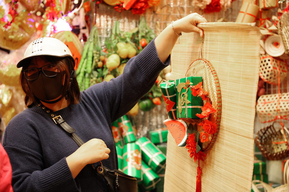 Chị Thùy Chi sinh sống tại quận Đống Đa chia sẻ:’ Năm nay tôi thấy hàng hóa mẫu mã đa dạng, nhiều mức giá nên thoải mái lựa chọn, nhưng không khí Tết ảm đạm hơn so với mọi năm.’ (Ảnh: Hoài Nam/Vietnam+)