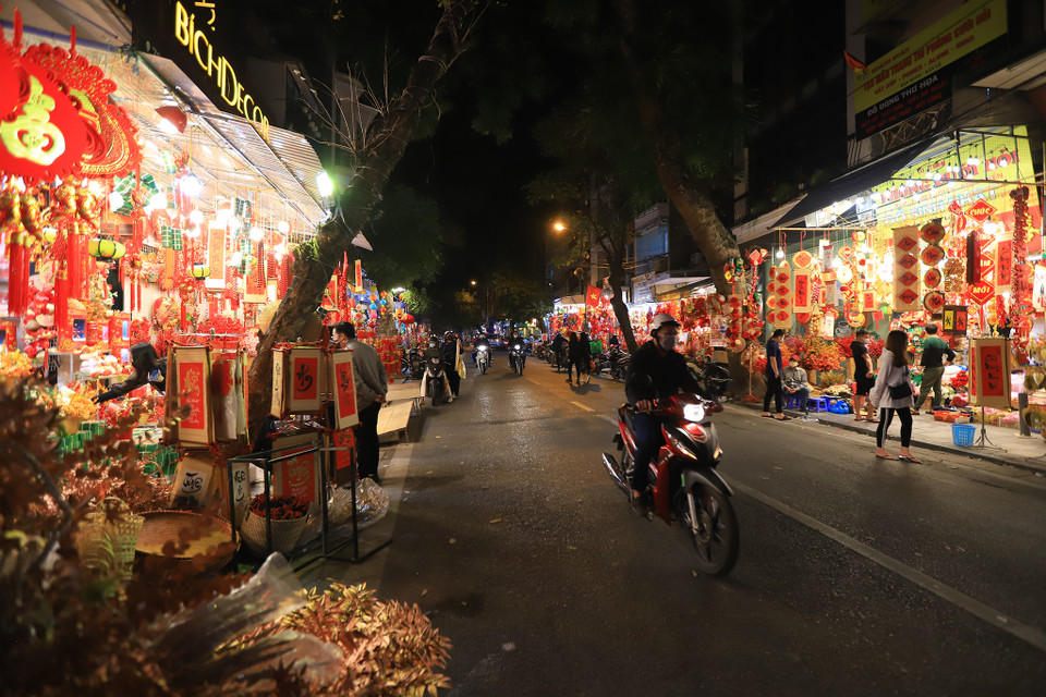 Đến hẹn lại lên, phố Hàng Mã ngập tràn sắc vàng, đỏ đặc trưng của Tết Nguyên Đán cổ truyền. Đây được xem là ‘thiên đường mua sắm’ với các đồ trang trí đa dạng mẫu mã phục vụ theo kiểu ‘mùa nào thức nấy.’ (Ảnh: Hoài Nam/Vietnam+)