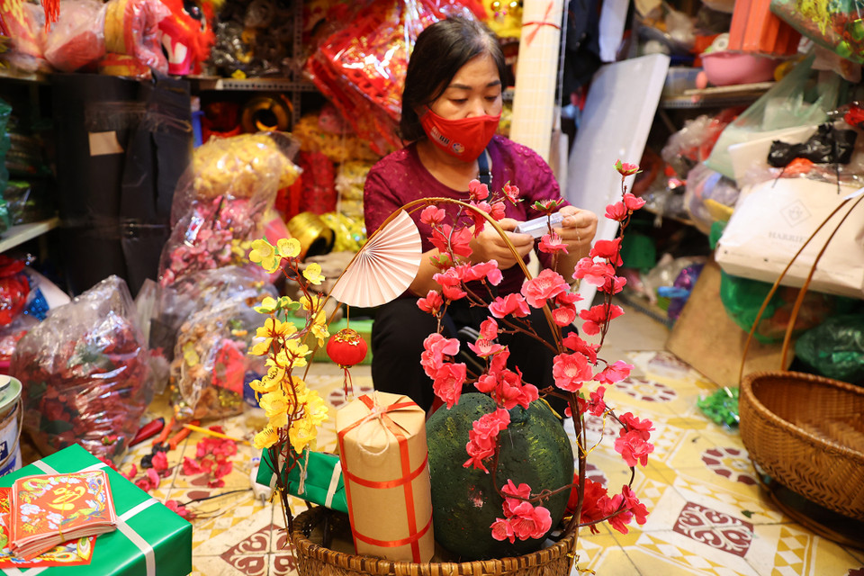 Năm nay, do không nhập được hàng trang trí từ nước ngoài nên đa phần các tiểu thương ở đây đều mua các phụ kiện và làm thủ công nhưng được rất nhiều người ưa chuộng. (Ảnh: Hoài Nam/Vietnam+)