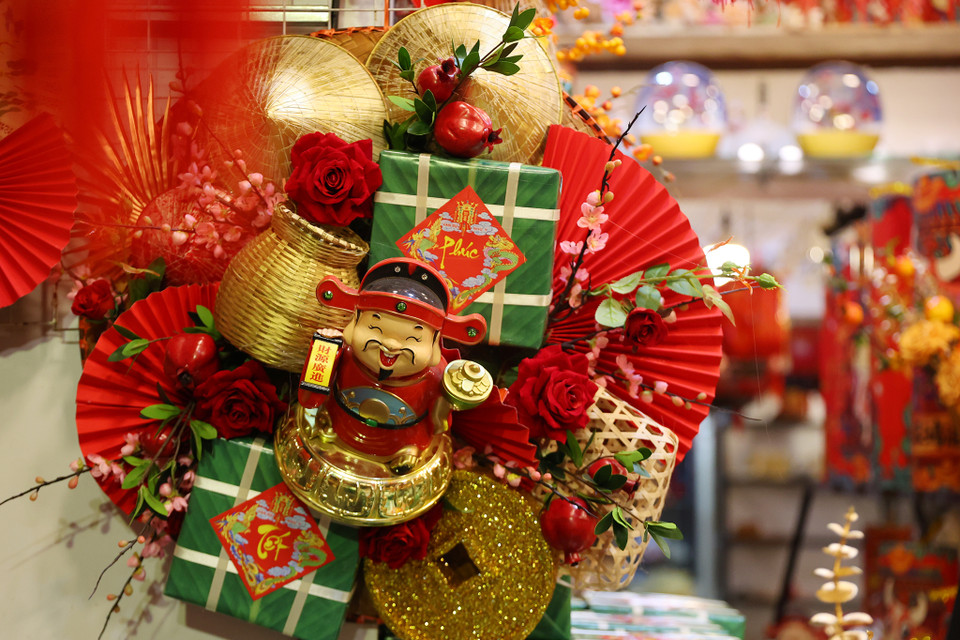 Các sản phẩm thủ công gắn liền với những đồ vật quen thuộc của làng quê Việt Nam như nón lá hay chiếc giỏ đựng tôm, cua. (Ảnh: Hoài Nam/Vietnam+)