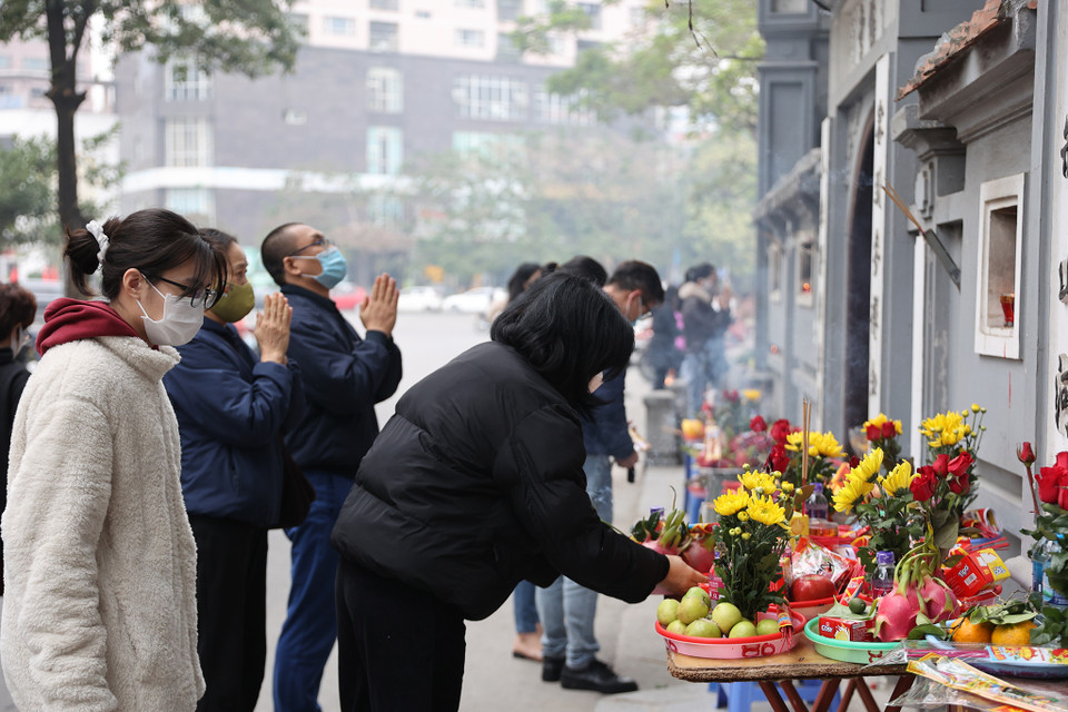 Vì cơ sở này chưa được mở cửa để đón khách nên người dân chỉ có thể đứng ngoài cổng thành tâm vái vọng. (Ảnh: Hoài Nam/Vietnam+)