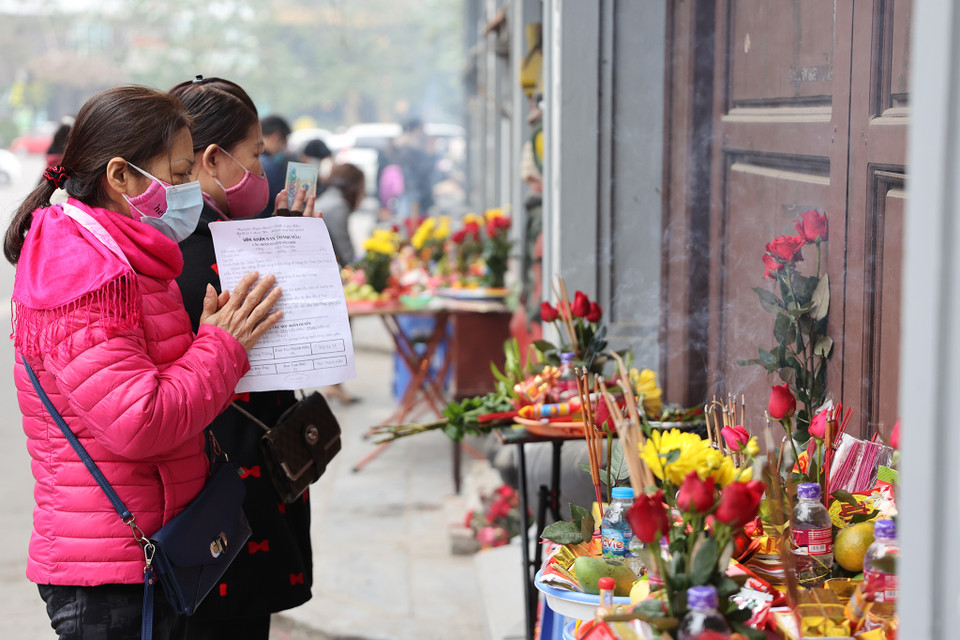 Theo ghi nhận, thời điểm buổi sáng ngày 3/1 (tức ngày mùng 1 tháng Chạp âm lịch), có nhiều người dân đã đến khu vực chùa Hà, Cầu Giấy dâng hương và lễ cầu may mắn. (Ảnh: Hoài Nam/Vietnam+)