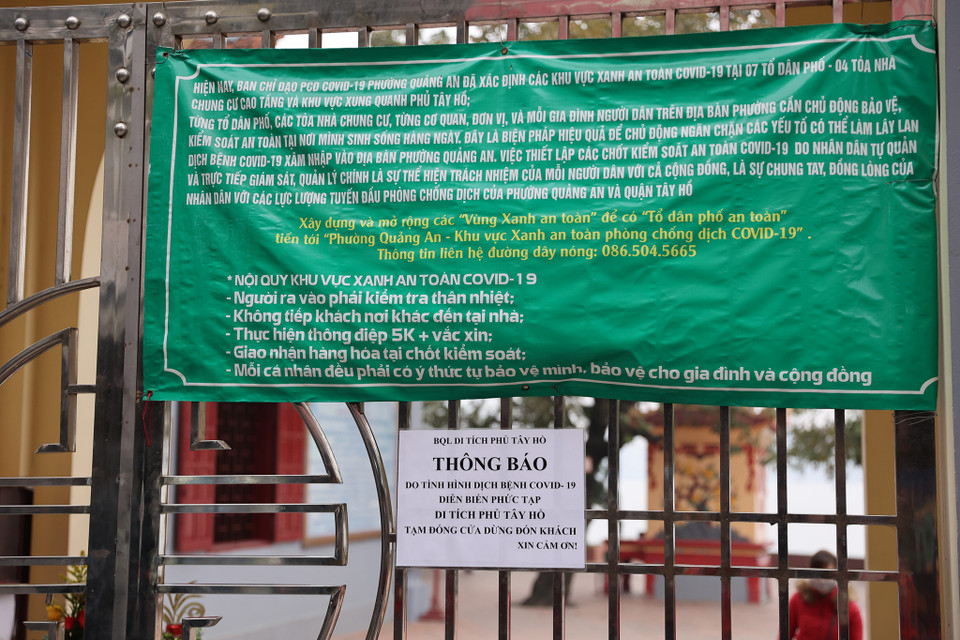 Tuy nhiên trong thời gian dịch bệnh, một số cơ sở đền chùa vẫn chưa mở cửa để đón khách, người dân chỉ có thể đứng ngoài cổng vái vọng. (Ảnh: Hoài Nam/Vietnam+)