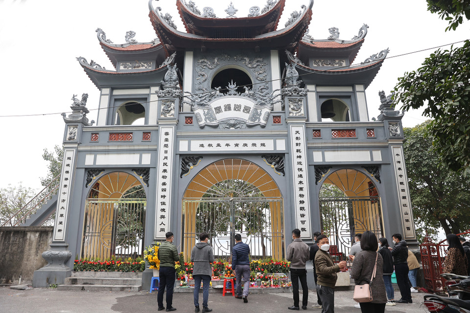 Trong đời sống tâm linh của người Việt, việc đi lễ chùa vào ngày mùng 1 hằng tháng không chỉ để cầu may mắn bình an mà còn tìm về với cội nguồn dân tộc. (Ảnh: Hoài Nam/Vietnam+)