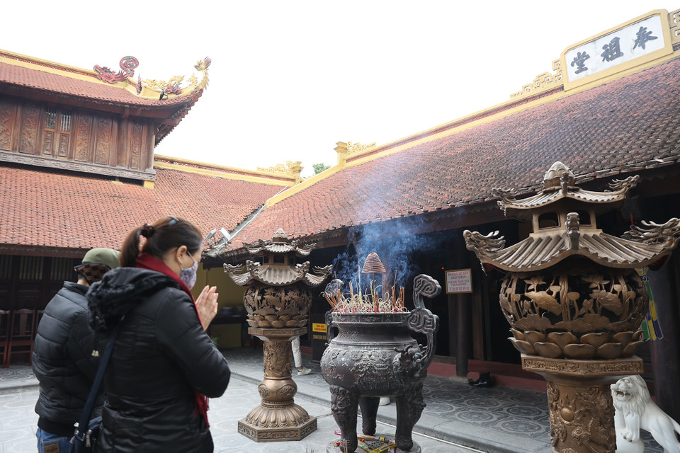 Tuy nhiên, lượng người dân đến khu vực này để thắp hương cầu may mắn cũng rất ít so với thường lệ. (Ảnh: Hoài Nam/Vietnam+)