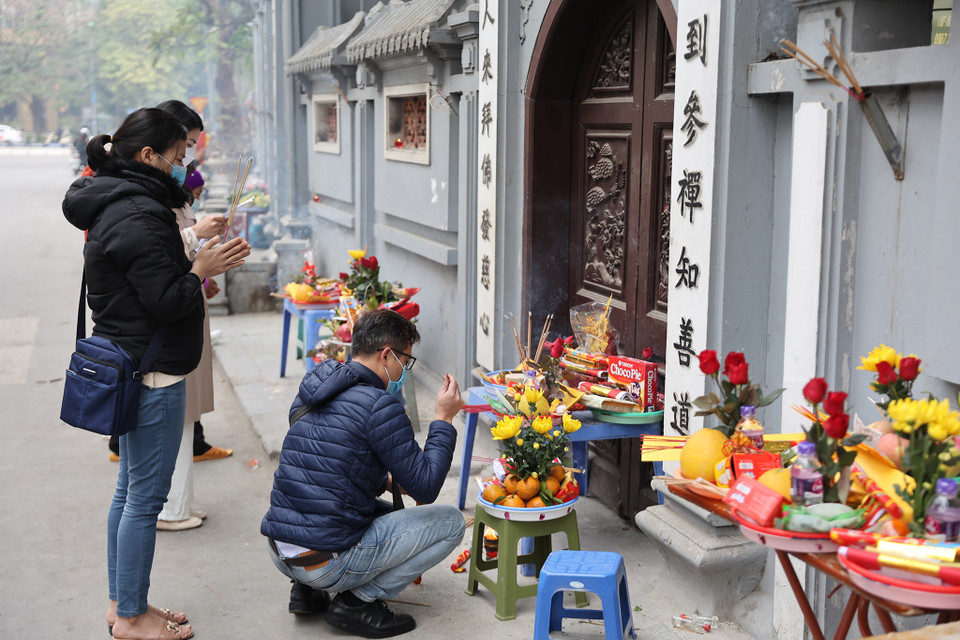 Mọi người đều tuân thủ ciệc đeo khẩu trang khi ở nơi công cộng để tránh lây lan dịch bệnh. (Ảnh: Hoài Nam/Vietnam+)