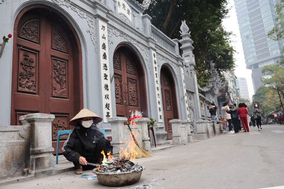 Tại khu vực cổng chùa Hà có khu vực dành riêng để đốt vàng mã, tránh tụ tập đông người. (Ảnh: Hoài Nam/Vietnam+)