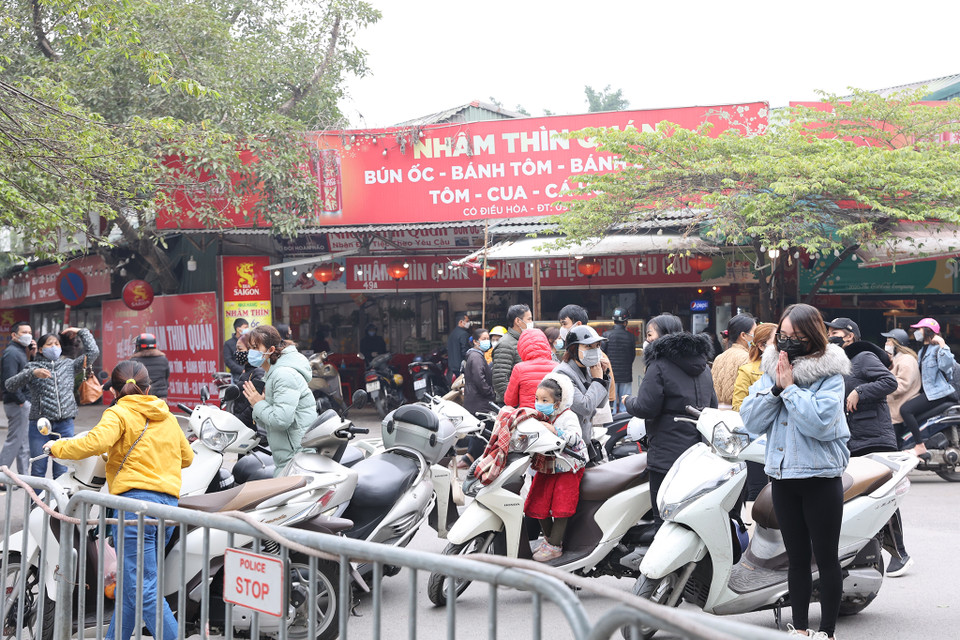 Một số người chỉ có thể vái vọng từ khu vực bên ngoài rào chắn. (Ảnh: Hoài Nam/Vietnam+)