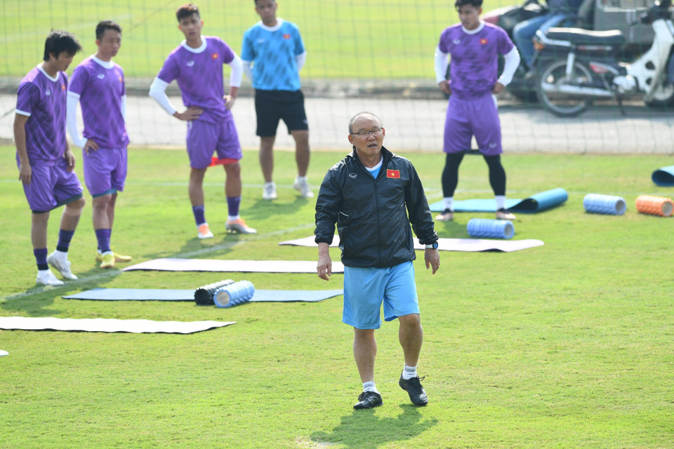 Chỉ có tiền vệ Quang Hải không tham dự buổi tập gần nhất cùng đội tuyển do vẫn gặp chấn thương nhẹ ở vùng đùi sau khi rời sân sớm trong trận gặp Lào vào ngày 21/12 vừa qua. (Ảnh: Hiển Nguyễn/Vietnam+)