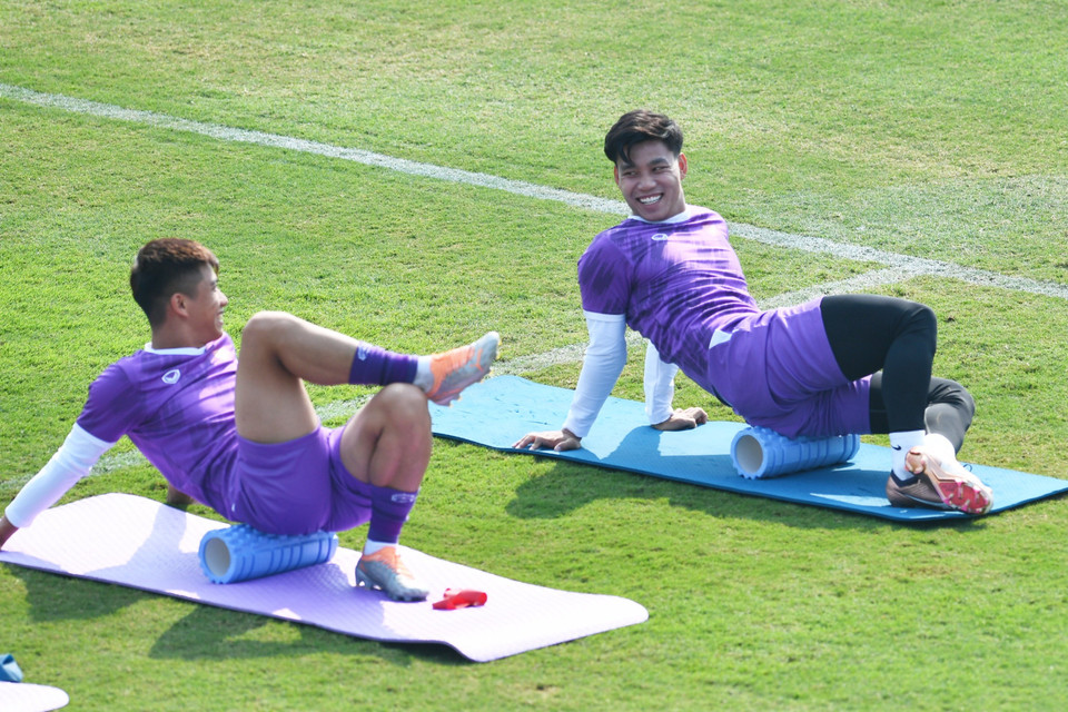 Dù không có nhiều thời nghỉ ngơi, song nhóm cầu thủ và ban huấn luyện đội tuyển Việt Nam vẫn tỏ ra sung sức và hứng khởi khi bước vào buổi tập. (Ảnh: Hiển Nguyễn/Vietnam+)