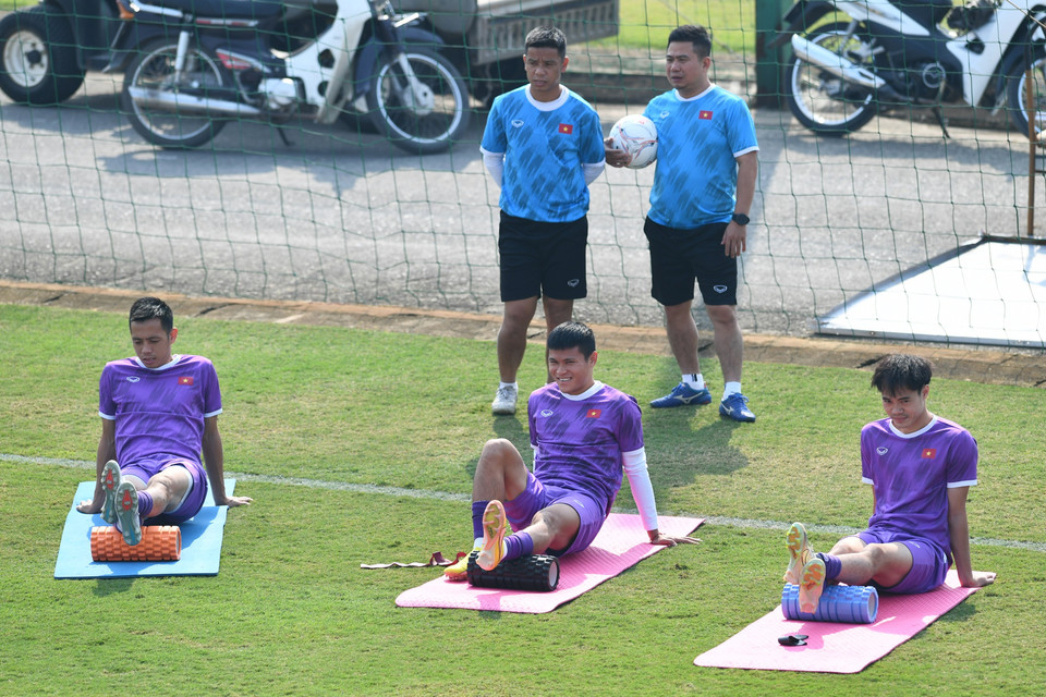 Đội tuyển Việt Nam trở về nước từ Lào vào tối qua (22/12) và ngay lập tức ra sân luyện tập vào sáng nay (23/12) tại Trung tâm đào tạo bóng đá trẻ Việt Nam (Hà Nội). (Ảnh: Hiển Nguyễn/Vietnam+)