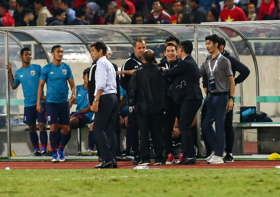 Với tính cách nóng nảy, ông Park đòi 'ăn thua đủ' với trợ lý tuyển Thái Lan vì bị khiêu khích với gương mặt cợt nhả. (Ảnh: Nguyên An/Vietnam+)