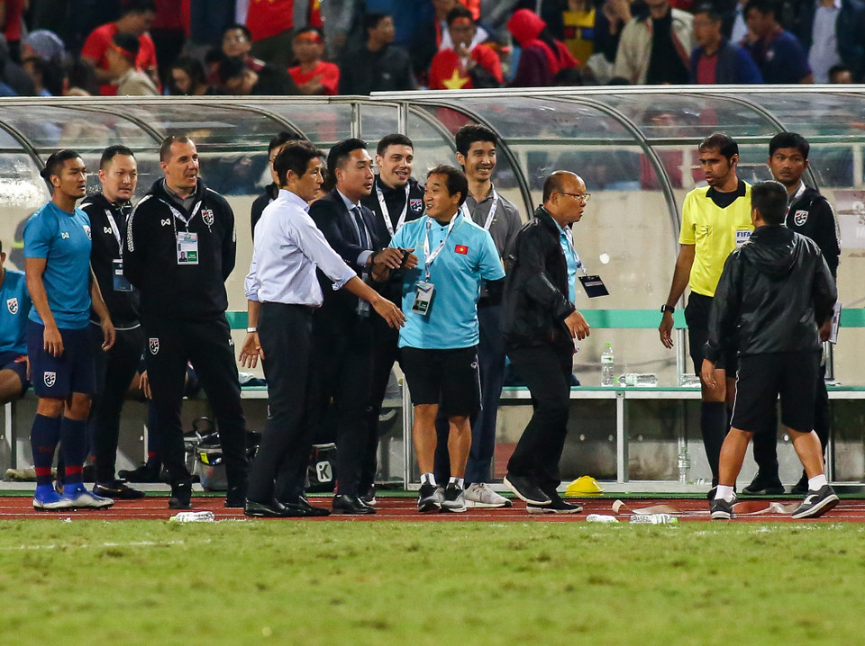 Nhờ vậy, huấn luyện viên người Hàn Quốc mới nguôi ngoai và đi về khu vực kỹ thuật của tuyển Việt Nam. (Ảnh: Nguyên An/Vietnam+)