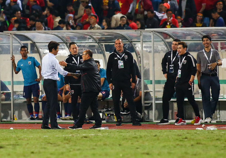 Huấn luyện viên Park Hang-seo lịch sự, tới bắt tay người đồng nghiệp Akira Nishino sau khi trận đấu giữa Việt Nam và Thái Lan kết thúc. (Ảnh: Nguyên An/Vietnam+)