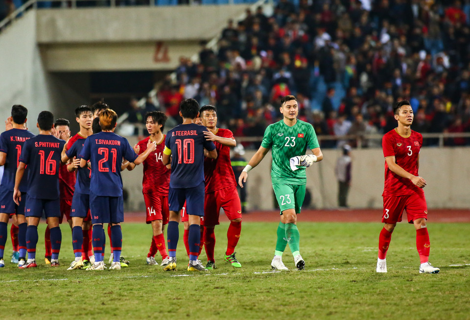 Trong khi đó, trái với diễn biến 'nóng' ngoài đường biên, các cầu thủ tuyển Việt Nam và Thái Lan bắt tay nhau 'fair-play' sau khi kết thúc trận đấu. (Ảnh: Nguyên An/Vietnam+)