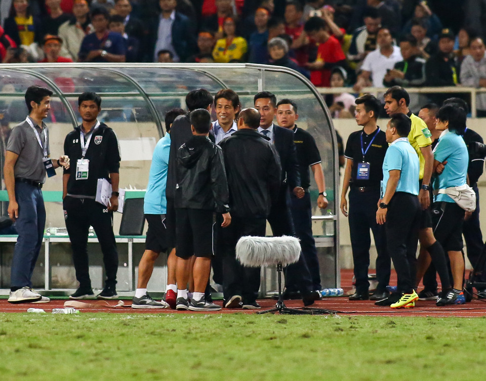 Ngay lập tức, huấn luyện viên Park Hang-seo cũng quay lại và sẵn sàng 'chiến đấu.' (Ảnh: Nguyên An/Vietnam+)