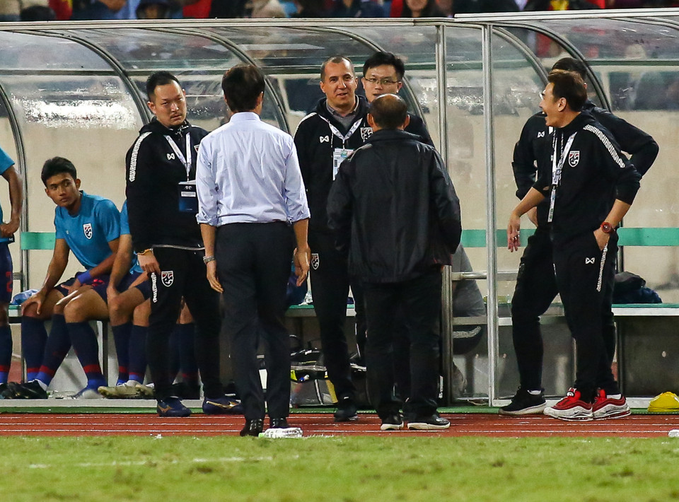 Lúc này, ông Park bất ngờ bị trợ lý huấn luyện viên tuyển Thái Lan khiêu khích với câu nói gì đó và đã vô cùng tức giận. (Ảnh: Nguyên An/Vietnam+)