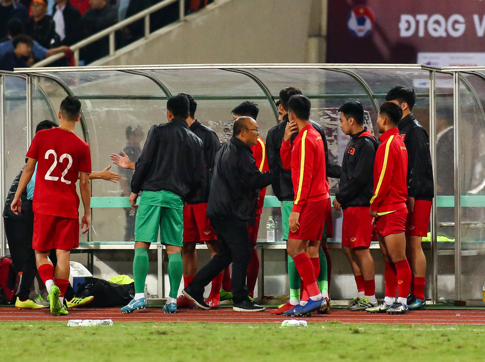 Trở lại khu vực kỹ thuật của tuyển Việt Nam, huấn luyện viên Park nhanh chóng nguôi giận và bắt tay động viên, chia vui với từng cầu thủ và trợ lý. (Ảnh: Nguyên An/Vietnam+)