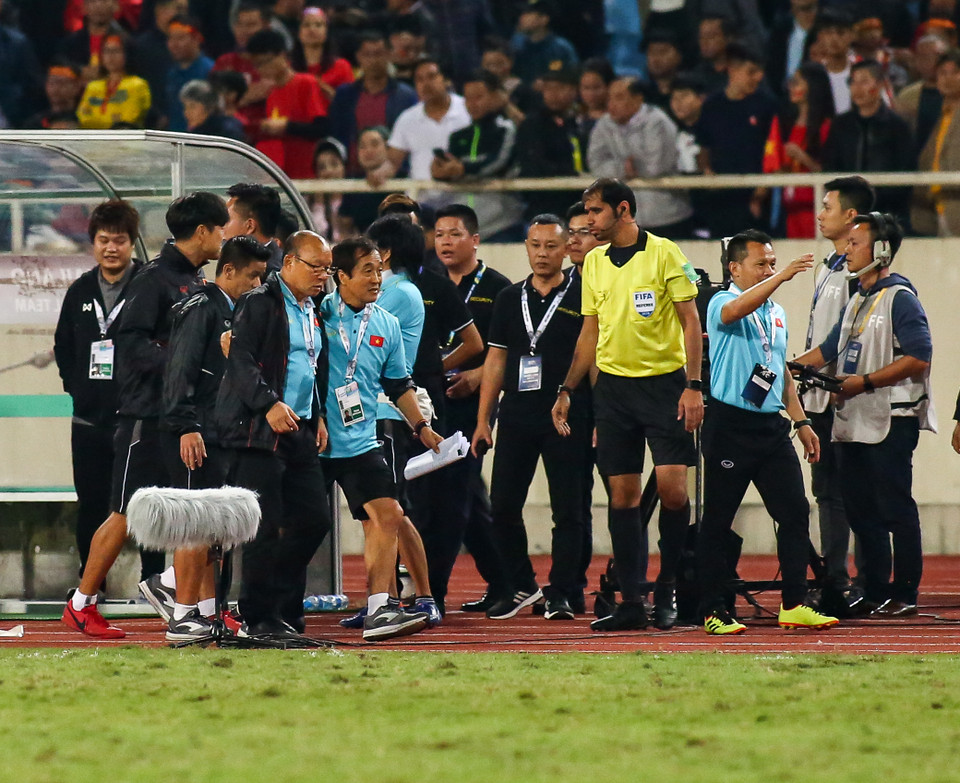 Nhưng một lần nữa trợ lý Lee can ngăn và đưa ông Park trở lại khu vực của tuyển Việt Nam. (Ảnh: Nguyên An/Vietnam+)