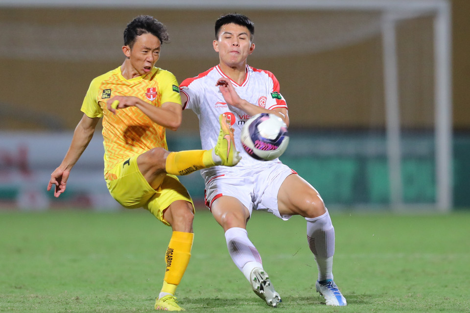 Hai đội có nhiều pha bóng giằng co cho đến khi bàn thắng gỡ hòa 1-1 xuất hiện ở phút 79 với pha lập công của ngoại binh Rimario bên phía Hải Phòng. (Ảnh: PV/Vietnam+)