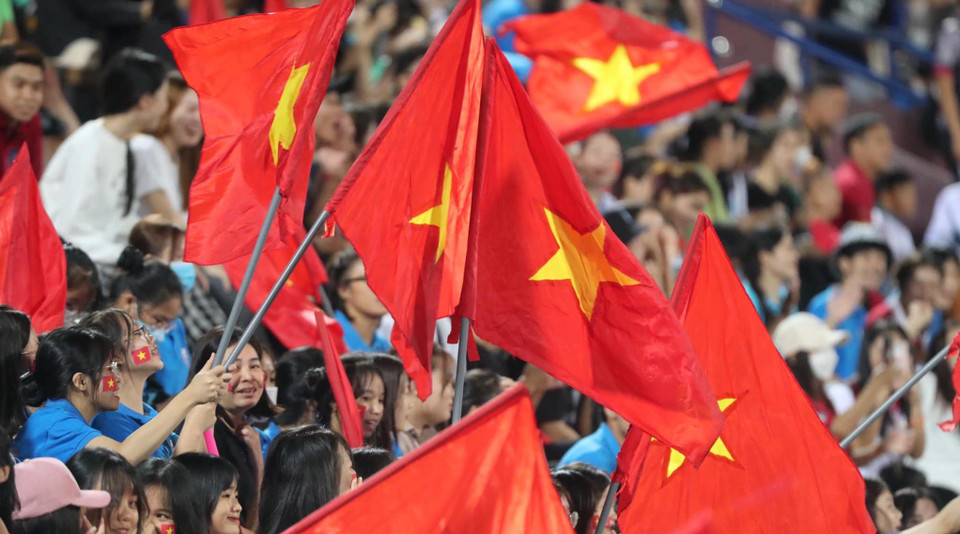 Tới phút 39, Phan Thanh Đức Thiện ghi bàn thắng thứ ba cho đội tuyển U17 Việt Nam với cú sút bóng chìm hiểm hóc. Trên khán đài, rất đông người hâm mộ có mặt tại sân vận động, ăn mừng bàn thắng cùng đội tuyển. (Ảnh: PV/Vietnam+) 