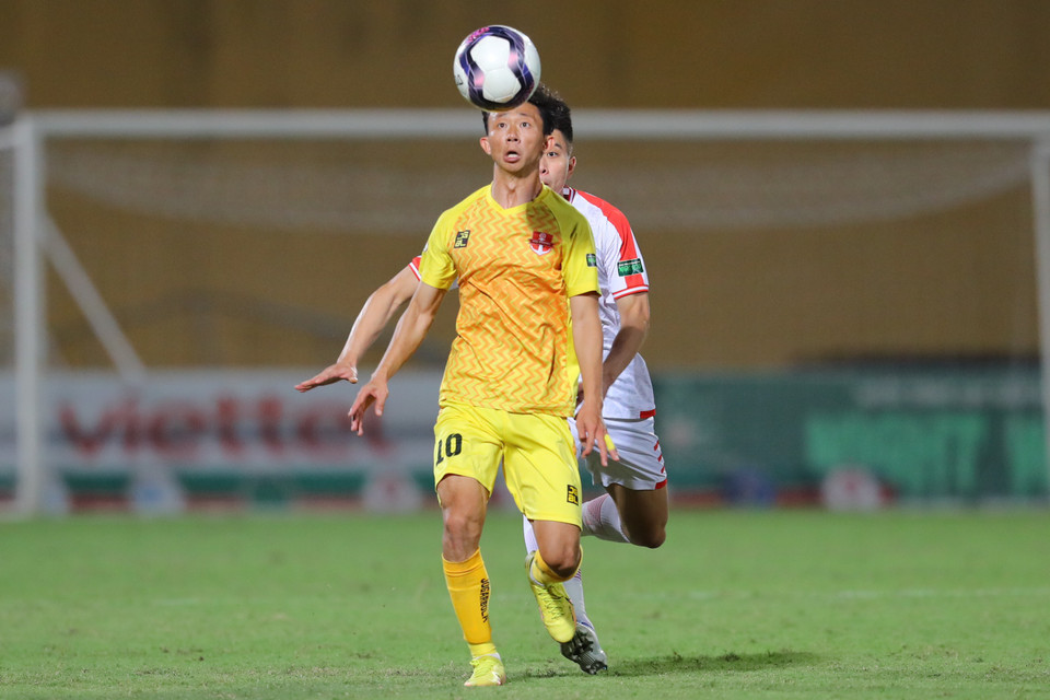 Ở những phút đầu trận đấu, Hải Phòng chiếm thế chủ động hơn Viettel nhờ sự quyết tâm của từng vị trí. (Ảnh: PV/Vietnam+)