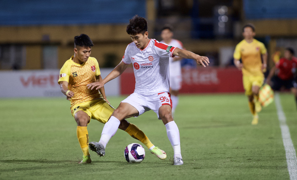 Bởi thế, hai đội tỏ rõ sự cân bằng trong cuộc đấu quan trọng với đối thủ trực tiếp. Trước khi gặp nhau, Viettel đã giành 2 chiến thắng liên tiếp trong khi Hải Phòng bất bại ở 6 trận đấu gần nhất. (Ảnh: PV/Vietnam+)