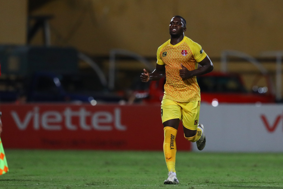 Ở tình huống này, Hải Phòng được hưởng quả phạt đền sau khi tiền vệ Viettel đốn ngã đối phương trong vòng cấm ngay trước mắt trọng tài. (Ảnh: PV/Vietnam+)