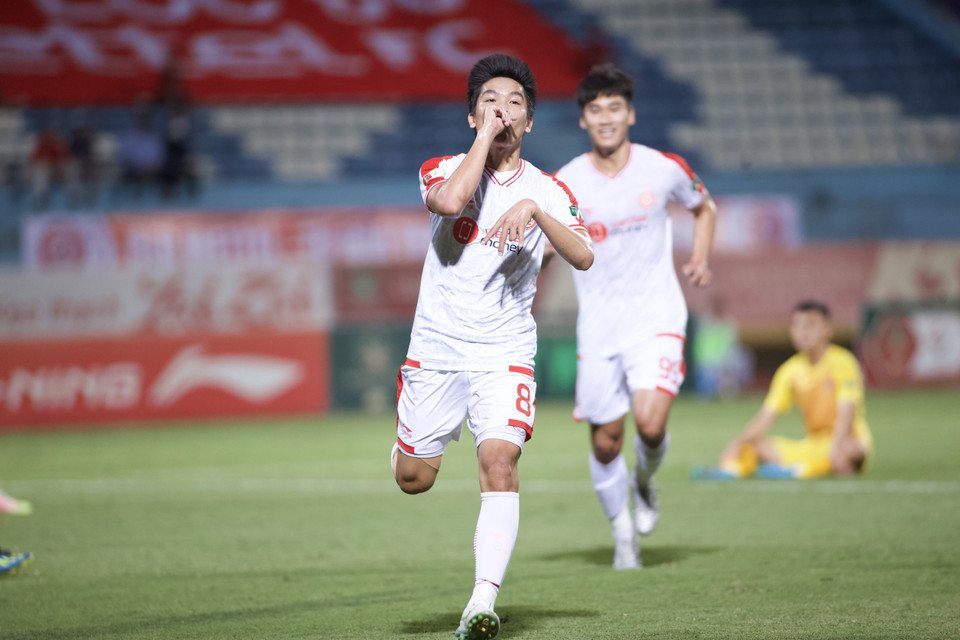 Thế nhưng, Viettel ghi bàn mở tỷ số trước ở phút 25 nhờ công của tiền vệ Hữu Thắng bằng một cú đá bồi. Trước đó, Hoàng Đức sút bóng hiểm hóc khiến thủ môn không thể bắt dính và khiến bóng bật ra. (Ảnh: PV/Vietnam+)