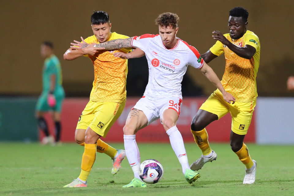 Bàn thắng này giúp Viettel lấy lại thế chơi, thi đấu đủng đỉnh và cố gắng giữ vững thế trận, trong khi Hải Phòng buộc phải dâng cao đội hình và tấn công mạnh mẽ hơn. (Ảnh: PV/Vietnam+)