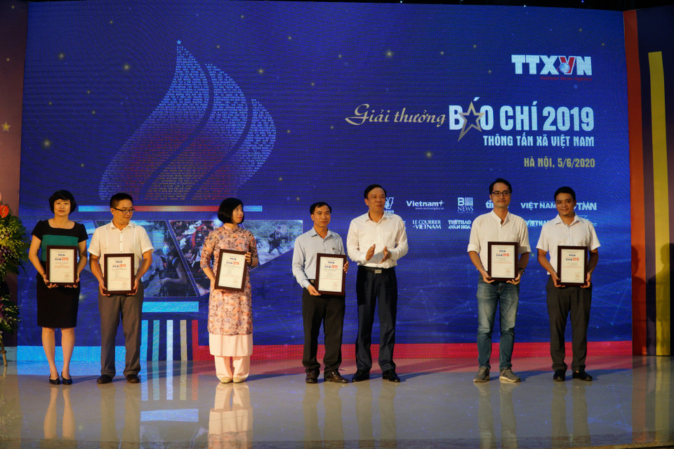 Tại Giải Báo chí Thông tấn xã Việt Nam năm 2019, có nhiều tác phẩm là sự kết hợp của các loại hình báo chí hiện đại. Nhiều phóng viên thể hiện sự đa năng khi sản xuất các tác phẩm thông tin bằng nhiều loại hình báo chí như bài viết, hình ảnh, thông tin điện tử và tin truyền hình. (Ảnh: PV/Vietnam+)