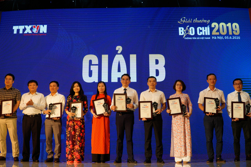 Tác giả và nhóm tác giả đoạt Giải B ở các thể loại. (Ảnh: PV/Vietnam+)