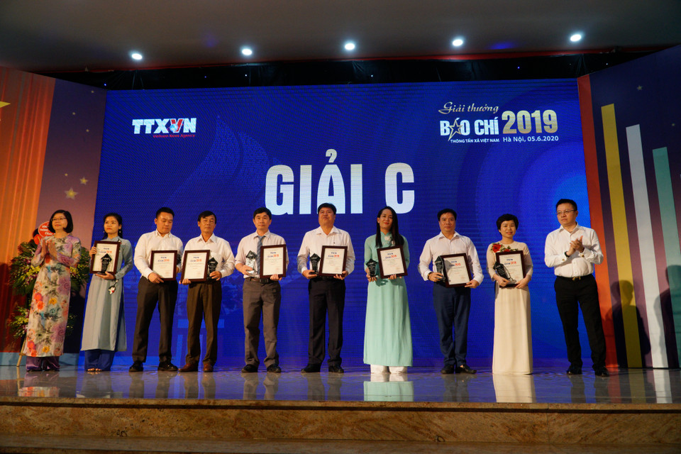 Tác giả và nhóm tác giả đoạt Giải C ở các thể loại. (Ảnh: PV/Vietnam+)