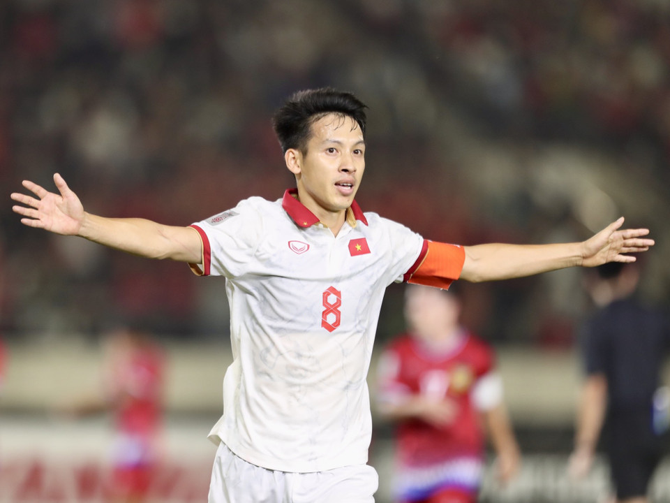 Trước khi hiệp một khép lại, tiền vệ Đỗ Hùng Dũng đã nâng tỷ số thành 2-0 với cú sút cận thành từ tình huống hậu vệ Lào phá bóng không thành công. (Ảnh: PV/Vietnam+)