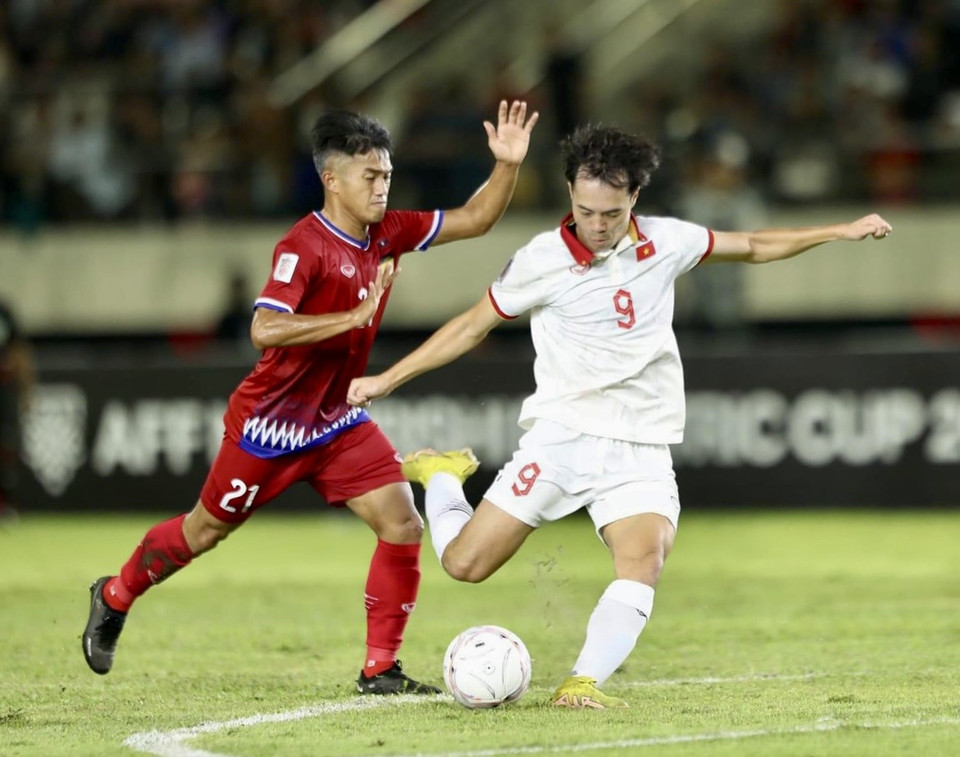 Chiến thắng chung cuộc 6-0 giúp tuyển Việt Nam đứng ngôi đầu bảng B và nắm ưu thế trước khi bước vào lượt trận thứ hai gặp Malaysia trên sân nhà Mỹ Đình vào ngày 27/12 sắp tới.(Ảnh: PV/Vietnam+)