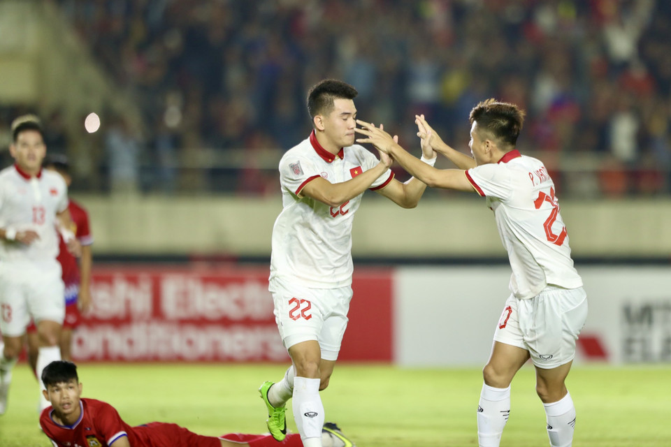 Ở phút 15, đoàn quân áo đỏ sao vàng mở tỷ số trận đấu bằng cú đánh đầu dũng mãnh của tiền đạo Tiến Linh sau đường tạt bóng chuẩn xác từ Đoàn Văn Hậu. (Ảnh: PV/Vietnam+)