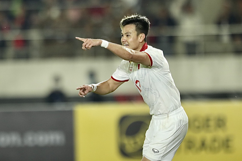 Phút 56, hậu vệ Hồ Tấn Tài nâng tỷ số thành 3-0 với tình huống đệm bóng cận thành từ cú đánh đầu kiến tạo từ trung vệ Thành Chung. (Ảnh: PV/Vietnam+)