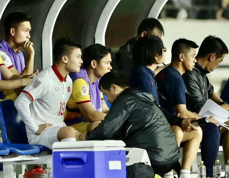 Sau 45 phút đầu tiên, đội tuyển Việt Nam chỉ phải gặp bất lợi khi tiền vệ Quang Hải rời sân sớm do chấn thương nhẹ ở phần đùi. (Ảnh: PV/Vietnam+)