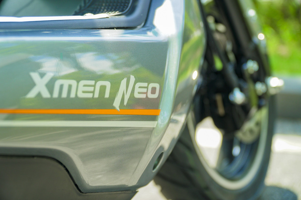 Xmen Neo được thiết kế với những đường cắt xẻ táo bạo ở đầu xe và thân xe, toát lên vẻ thể thao, bụi bặm, mạnh mẽ. Chi tiết chữ X bo góc cạnh ở yếm trước cùng chóa đèn pha LED to bản, kết hợp với chữ X dập nổi ở phần yên xe tạo nên nét độc đáo riêng biệt, tăng độ nhận diện cho xe. (Ảnh: Minh Hiếu/Vietnam+)