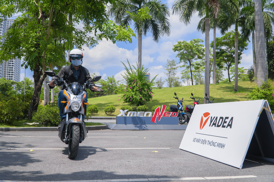 'Trái tim' của chiếc xe điện là động cơ GTR thế hệ mới được YADEA trang bị cho Xmen Neo có công suất 1.000 watt cho ra vận tốc tối đa đến 45km/h và đạt chỉ số chống nước IPX7. So với Pega X-Men+ và VinFast Impes, Xmen Neo có công suất yếu hơn 200 W. Quãng đường di chuyển tối đa của mẫu xe này cao hơn VinFast Impes (68 km) nhưng ít hơn thấp hơn Pega X-Men+ (100 km). (Ảnh: Minh Hiếu/Vietnam+)