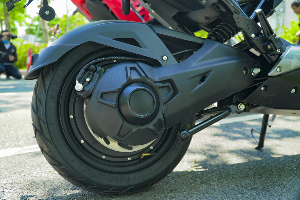 Xe được trang bị ắc quy Graphene do YADEA phát triển độc quyền. Theo thông tin từ hãng, ắc quy trên sử dụng vỏ nhựa ABS, có khả năng chịu nhiệt, va đập tốt. Ngoài ra, ắc quy còn có tuổi thọ lên tới 5 năm với 1.300 lần sạc, cao hơn 3-4 lần so với các loại ắc quy hiện hành chỉ khoảng 250 - 300 lần sạc. (Ảnh: Minh Hiếu/Vietnam+)