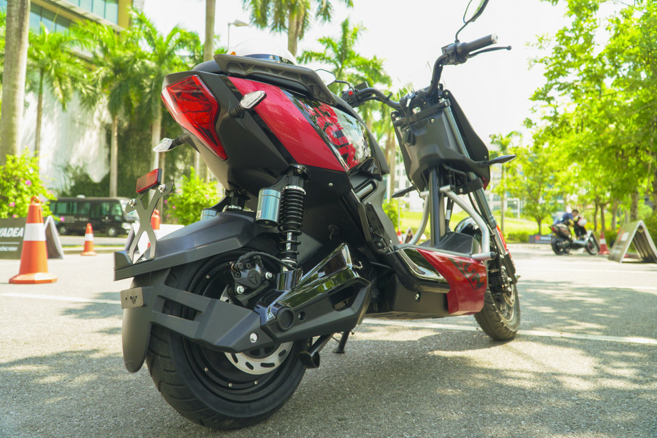 Ảnh 7: Cũng trong sự kiện, YADEA cũng giới thiệu phiên bản nâng cấp của series X- Yadea X5 với những nâng cấp như thiết kế hệ thống giảm xóc upside down ở phía trước và giảm xóc đôi khí nén thuỷ lực ở phía sau, tương tự các mẫu xe thể thao cao cấp. Mẫu xe này còn được trang bị động cơ GTR 1.200 watt, đáp ứng được quãng đường di chuyển lên tới 90 km mỗi lần sạc. (Ảnh: Minh Hiếu/Vietnam+)