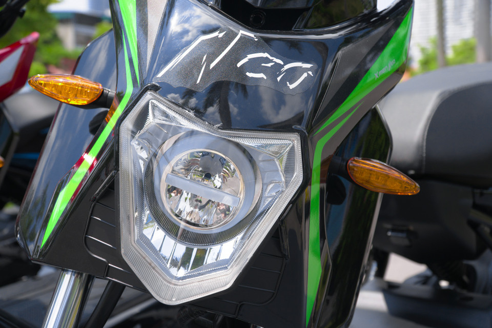 Toàn bộ hệ thống đèn trên xe đều là dạng LED cao cấp, được điều chỉnh độ sáng và nhiệt độ màu tối ưu mang tới độ phủ sáng rộng, tạo sự thoải mái cho người đối diện, đồng thời đảm bảo khả năng tiết kiệm năng lượng. (Ảnh: Minh Hiếu/Vietnam+)