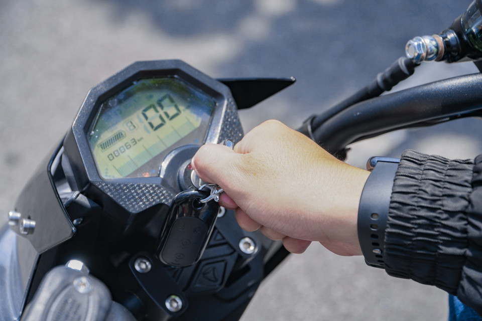 Màn hình LCD của Xmen Neo có màu đơn sắc, hiển thị đầy đủ thông số tình trạng xe như: vận tốc, tình trạng pin, tổng số quãng đường di chuyển, tuy nhiên sẽ hơi bị lóa khi vận hành dưới trời nắng gắt. (Ảnh: Minh Hiếu/Vietnam+)