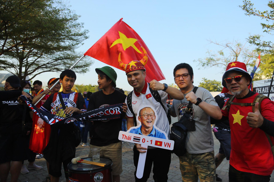 Không ít cổ động viên Việt Nam đã chuẩn bị sẵn cờ, kèn, băng rôn nhằm 'tiếp sức' cho đội tuyển Việt Nam hướng đến chiến thắng trước Thái Lan. (Ảnh: PV/Vietnam+)